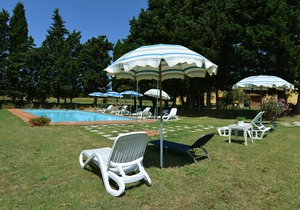 Magnificent apartment in the Tuscan countryside with swimming pool