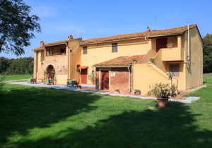 Magnificent apartment in the Tuscan countryside with swimming pool
