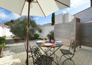 Maison de village à Ars-en-Ré, 9 pers, à 300m du port, jardin, Wi-Fi, idéal pour familles - FR-1-258-83