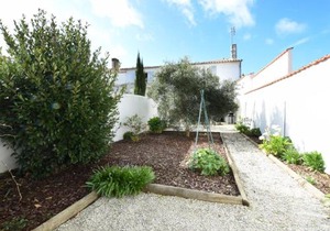 Maison de village à Ars-en-Ré, 9 pers, à 300m du port, jardin, Wi-Fi, idéal pour familles - FR-1-258-83