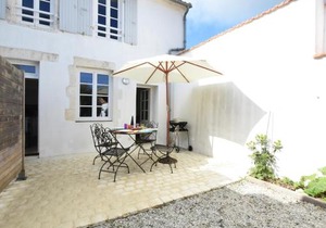 Maison de village à Ars-en-Ré, 9 pers, à 300m du port, jardin, Wi-Fi, idéal pour familles - FR-1-258-83