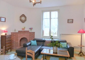 Maison indépendante près du village médiéval avec jardin clos, parking et équipements complets - FR-1-489-15