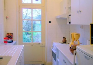 Maison indépendante près du village médiéval avec jardin clos, parking et équipements complets - FR-1-489-15