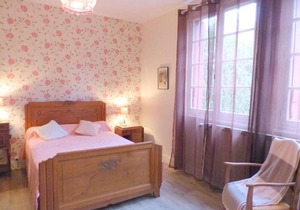 Maison indépendante près du village médiéval avec jardin clos, parking et équipements complets - FR-1-489-15