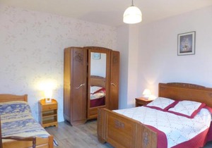 Maison indépendante près du village médiéval avec jardin clos, parking et équipements complets - FR-1-489-15