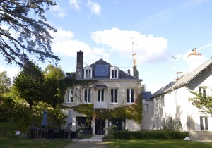 Maison l'Amérique welcome you to one of their rooms. Dogs are also welcomed