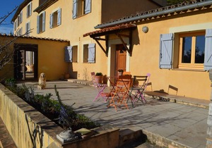 Maisonette on the edge of the medieval village of Aups