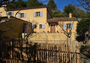 Maisonette on the edge of the medieval village of Aups