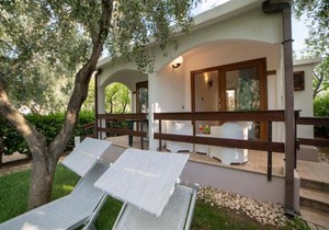 melograno Holiday Home with Swimming Pool and Private Beach