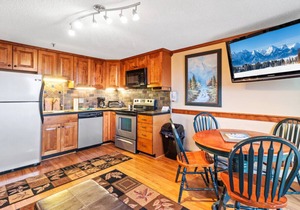 ML278 Mountaintop Retreat! Enchanting mountain/lake view! WiFi, near village