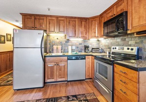 ML278 Mountaintop Retreat! Enchanting mountain/lake view! WiFi, near village