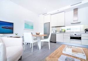 Modern 1BR Apt/w Rooftop Pool + Onsite Amenities