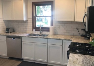Modern 2 Bedroom with King near downtown w yard