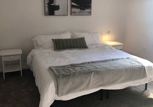 Modern 2 Bedroom with King near downtown w yard