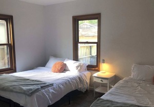 Modern 2 Bedroom with King near downtown w yard