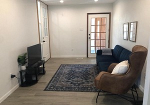 Modern 2 Bedroom with King near downtown w yard
