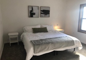 Modern 2 Bedroom with King near downtown w yard