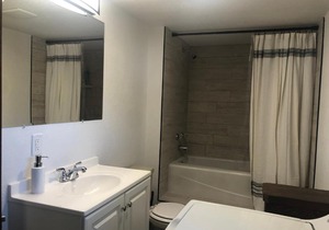 Modern 2 Bedroom with King near downtown w yard