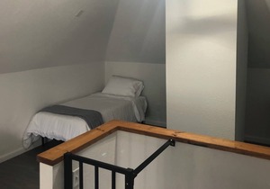 Modern 3 Bedroom near downtown w yard