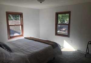 Modern 3 Bedroom near downtown w yard