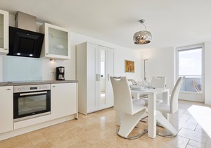 Modern apartment, balcony with sea view, parking space, WLAN. Pets allowed.