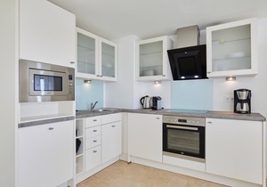Modern apartment, balcony with sea view, parking space, WLAN. Pets allowed.