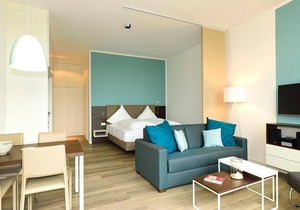 Modern, dog-friendly apartment with west-facing terrace - only 20 m to the beach! -