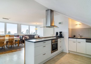 Modern holiday apartment with lake and Alpine views, Wi-Fi and balcony