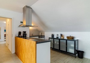Modern holiday apartment with lake and Alpine views, Wi-Fi and balcony
