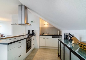 Modern holiday apartment with lake and Alpine views, Wi-Fi and balcony