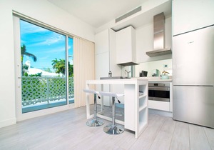 Modern Studio Apt Near Beach w/Rooftop Pool, Onsite Restaurants, etc.