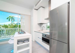 Modern Studio Apt Near Beach w/Rooftop Pool, Onsite Restaurants, etc.