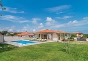 Modern villa at 2km from the sea, with private pool