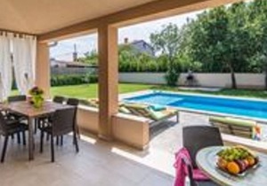 Modern villa at 2km from the sea, with private pool
