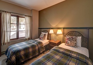 Mountainside Mont Tremblant Resort Condo - Pool in the summer and AC