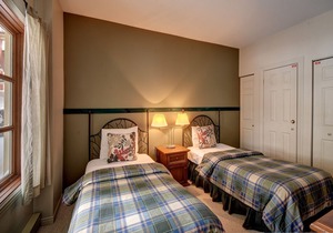 Mountainside Mont Tremblant Resort Condo - Pool in the summer and AC