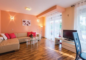 Near Kastav and Opatija, in the small village of Sroki, on the first floor is this charming vacation