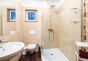 Near Kastav and Opatija, in the small village of Sroki, on the first floor is this charming vacation