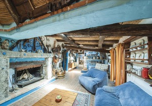 Near Orgosolo, in the middle of the natural park of Gennargentu, this vacation home is located on se