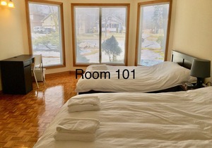 Near Pearson Airport Family Room 2 Queen Bed with shared bathroom-Room 101