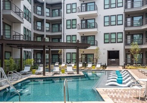 Near the Lake, Cozy King Bed w/ Pool/TV/W/D - B