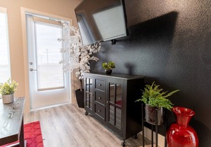 Near the Lake, Cozy King Bed w/ Pool/TV/W/D - D