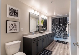 Near the Lake, Cozy King Bed w/ Pool/TV/W/D - D