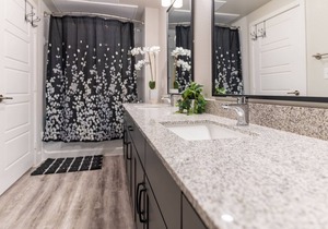 Near the Lake, Cozy King Bed w/ Pool/TV/W/D - A