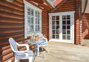 Near Vordingborg and Næstved is this beautiful log house.