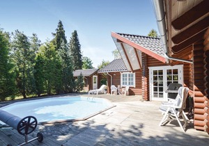 Near Vordingborg and Næstved is this beautiful log house.