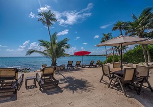 New ground floor beachfront condo with AC, Pool and Wifi.