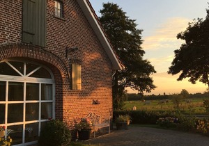 NEW / Landhaus Grandma Muh with 2 exclusive apartments a. very large property / near Dangast
