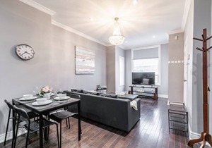 Newly Renovated - Modern 3BR Apartment - Trinity Bellwoods!
