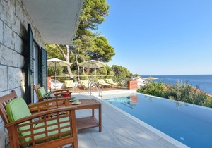Newly renovated house in the town of Hvar with new pool, sea view and only 100m far from the sea.